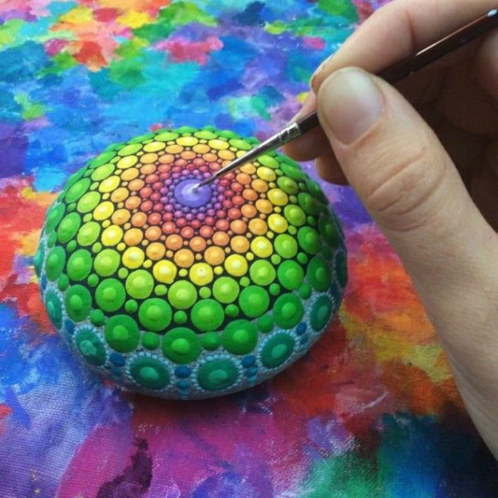 bemalte-Steine-fabiges-Mandala-Muster-Neon-Farben
