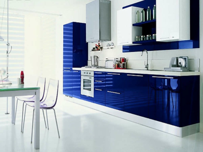 blaues-glas-coole-küche