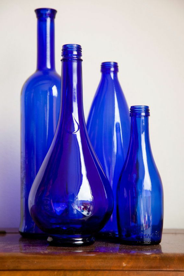 blaues-glas-vier-interessante-flaschen