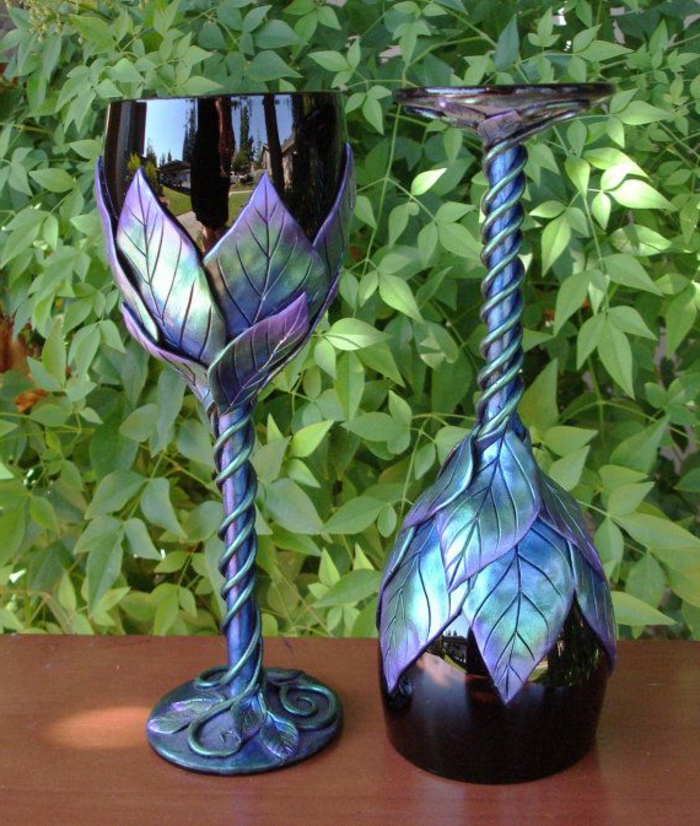 blaues-glas-weingläser-mit-dekorativen-ornamenten