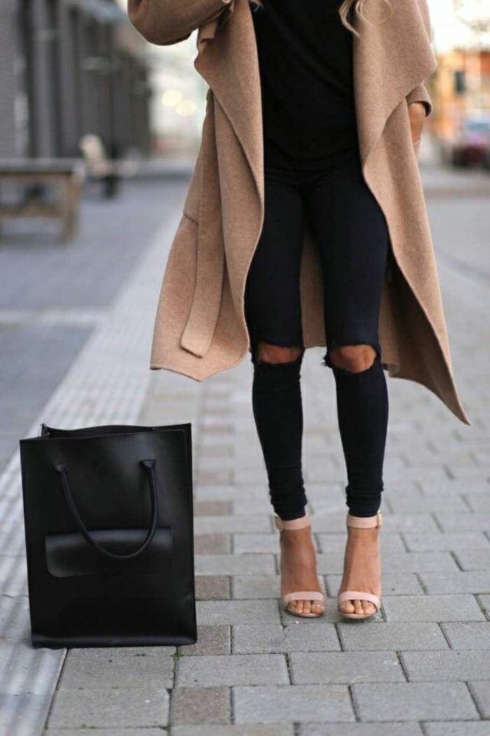 coole-Sandalen-Absatz-Körperfarbe-zerrissene-Leggings-schwarz-beige.Mantel-schwarze-Tasche
