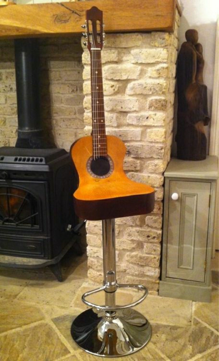 das-Musikinstrument-Gitarre-Stuhl-modern-originelle-Idee-Ziegelwände-Kamin