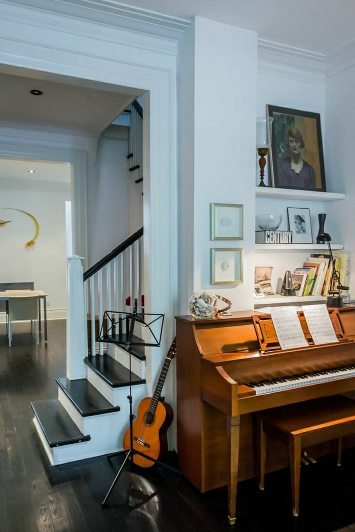das-Musikinstrument-zu-Hause-Klavier-Gitarre-Treppen-weiße-Wände-Bilder-art