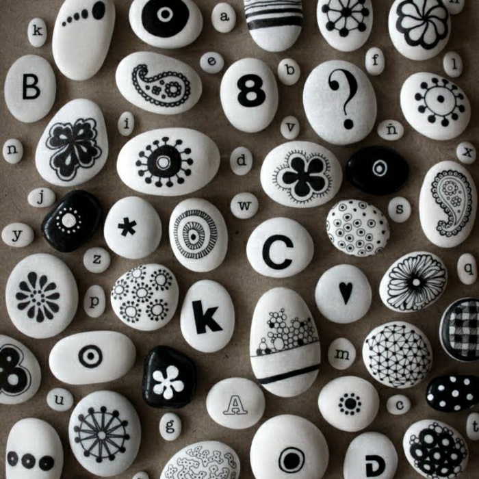 dekorierte-Steine-schwarz-weiß-Buchstaben-Zeichnungen