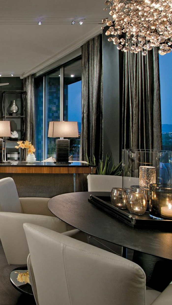 elegante-Wohnzimmer-Gestaltung-exquisit-grau-Gläser-Kerzen-Designer-Kronleuchter-stilvolle-Gardinen