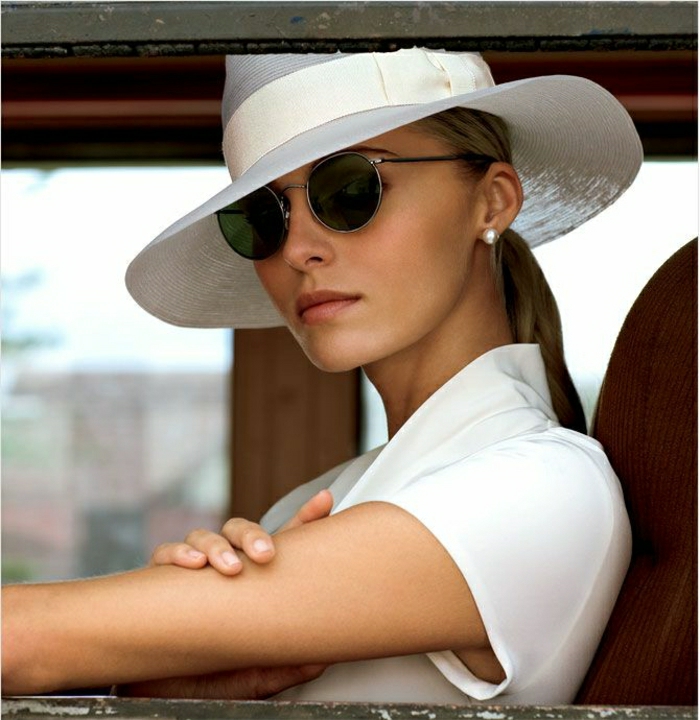 eleganter-Outfit-weiß-Strohhut-Damen-Hemd-retro-Sonnenbrille