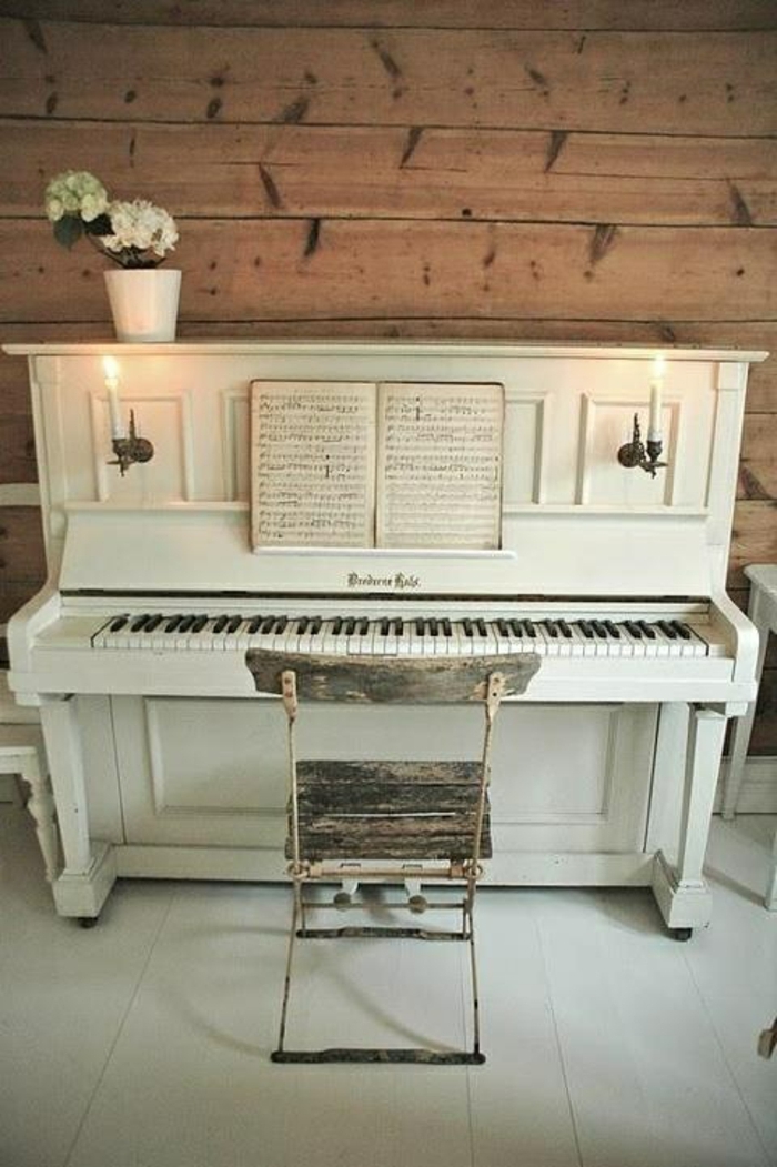elegantes-weißes-vintage-Klavier-Blumentopf-Notenblätter-alter-Stuhl