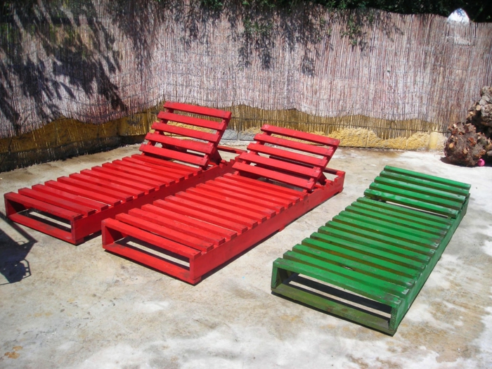 gartenliege-aus-holz-rote-und-ein-grüner-liegestuhl