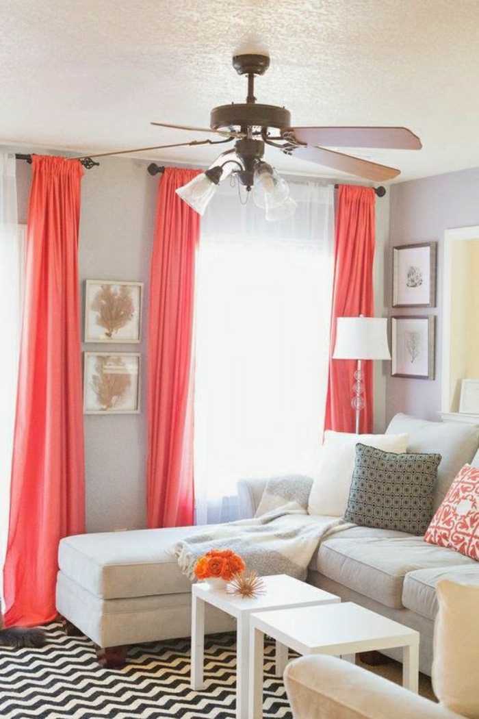 gemütliches-Wohnzimmer-Pastellfarben-graphischer-Teppich-Gardinen-Bettwäsche-Koralle-Farbe