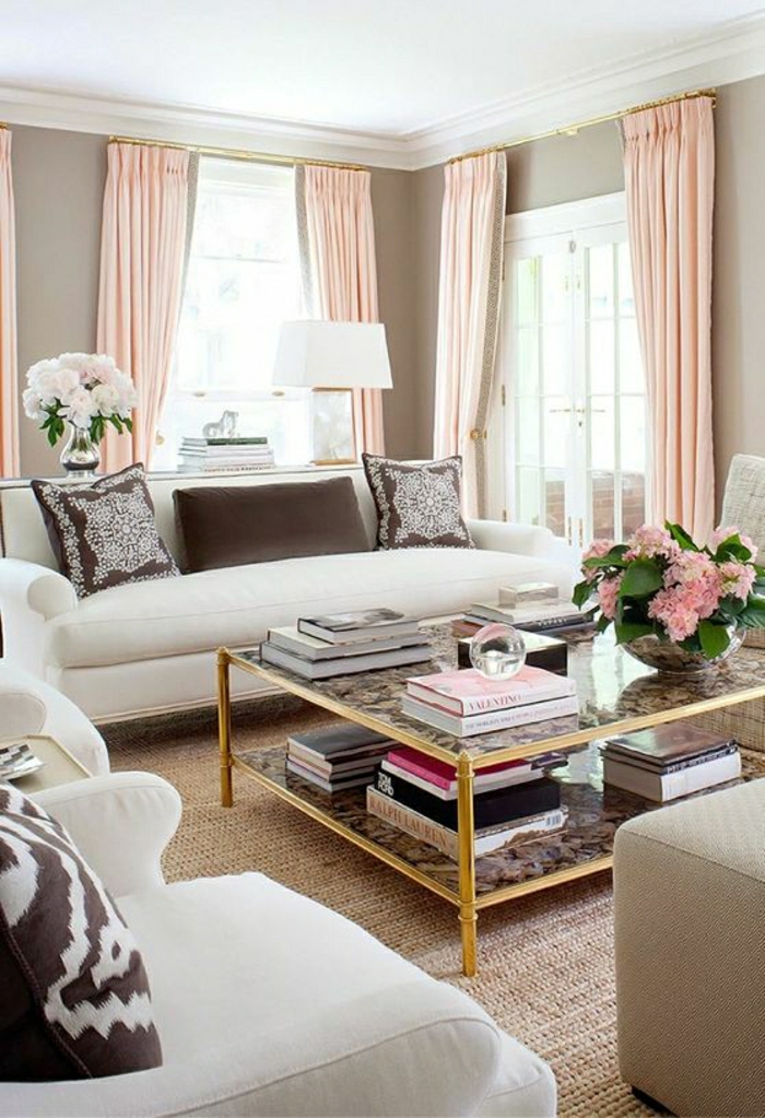 geordnetes-Wohnzimmer-stilvoll-rosa-weiße-Blumen-Sofa-Sessel-Couchtisch-bleich-rosa-Gardinen