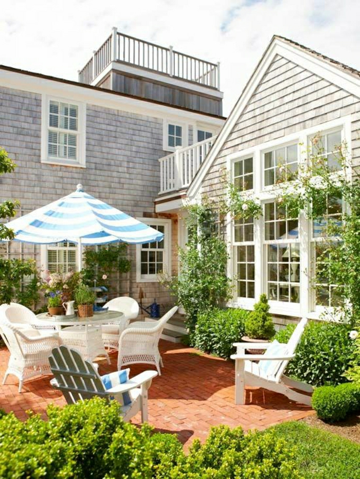 gestreifter-Sonnenschirm-Garten-weiß-blau-Gartenmöbel-Haus-Grün-moderne-Gestaltung