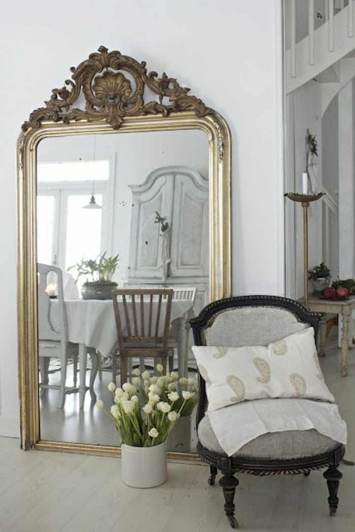 goldener-vintage-Spiegel-Rahmen-Eimer-weiße-Tulpen-aristokratischer-Stuhl-Kisse