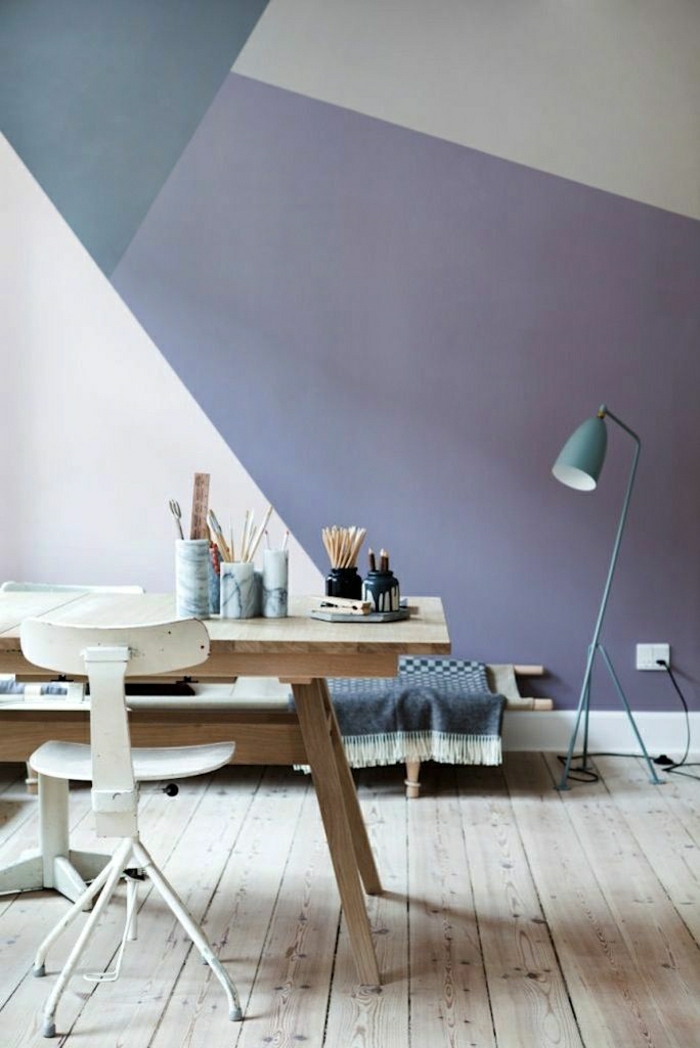 graphische-Wand-drei-Farben-hölzerner-Schreibtisch-simpel-Metall-Stuhl-industrieller-Stil-Leselampe