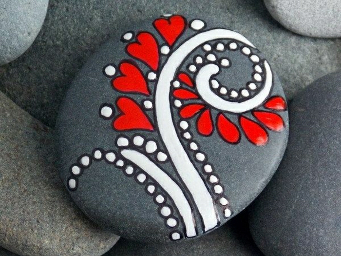 graue-Steine-bemalte-rot-weiße-Dekoration-Herzen