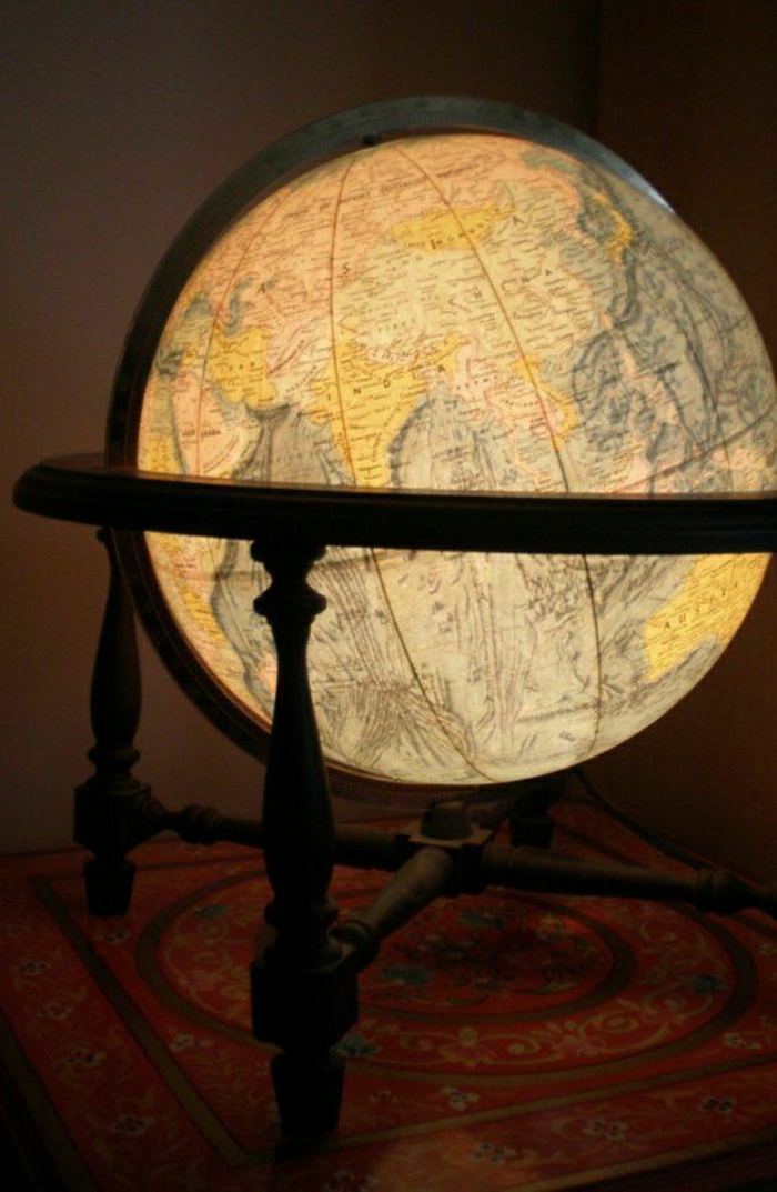 großer-beleuchteter-Globus-Holzständer