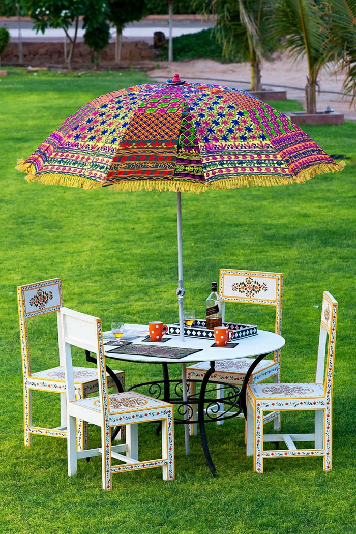 handgemachter-Sonnenschirm-Garten-vintage-Möbel-Orient-Polka-Dot-Kaffeetassen-Gras-Palmen
