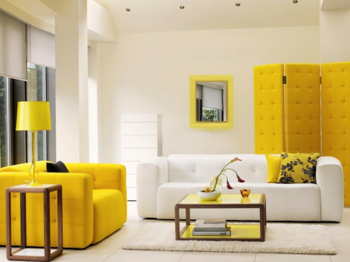 inneneinrichtung-ideen-weißes-sofa-und-gelbe-elemente