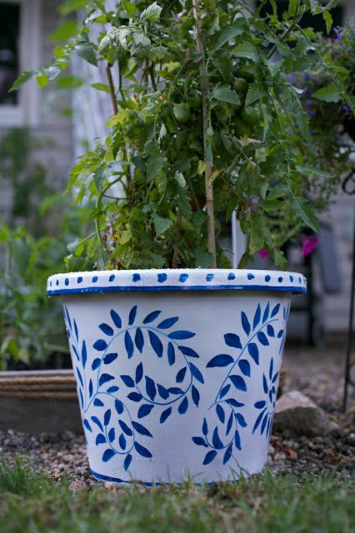 keramischer-Blumentopf-weiße-Grundlage-blaue-Zeichnungen-Blätter-Garten-Hof