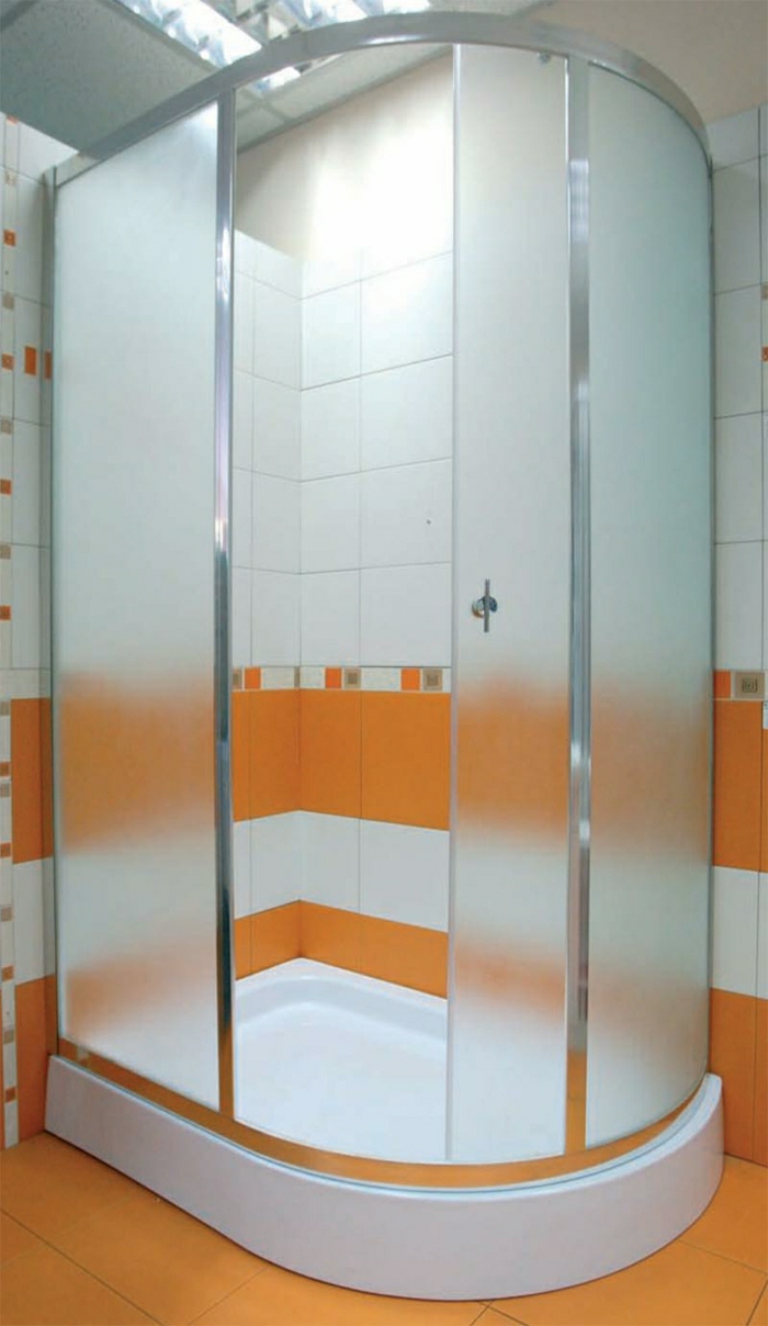 kleine-Duschabtrennung-weiß-orange-extravagant-Fliesen-mattes-Glas