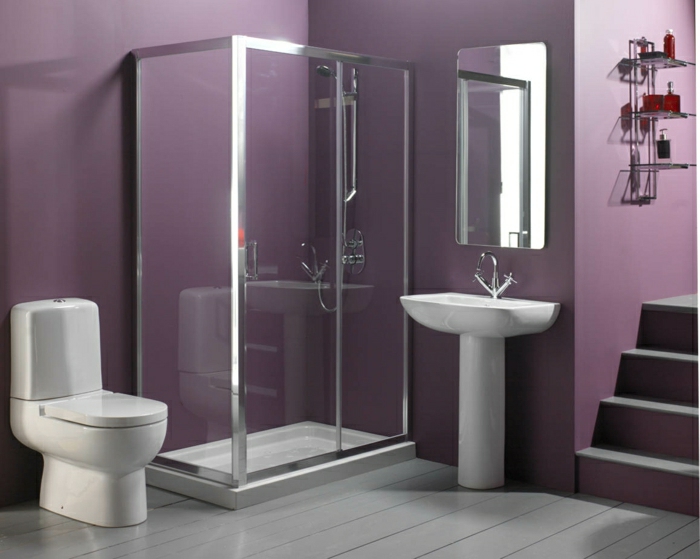 kleines-Badezimmer-Toilette-Waschbecken-Dusche-Kabine-modern-lila-Wände