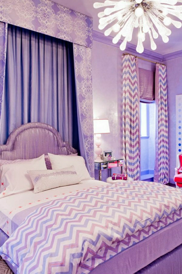lila-Schlafzimmer-Bettwäsche-Gardinen-gleiches-Muster-Kronleuchter-interessantes-Design