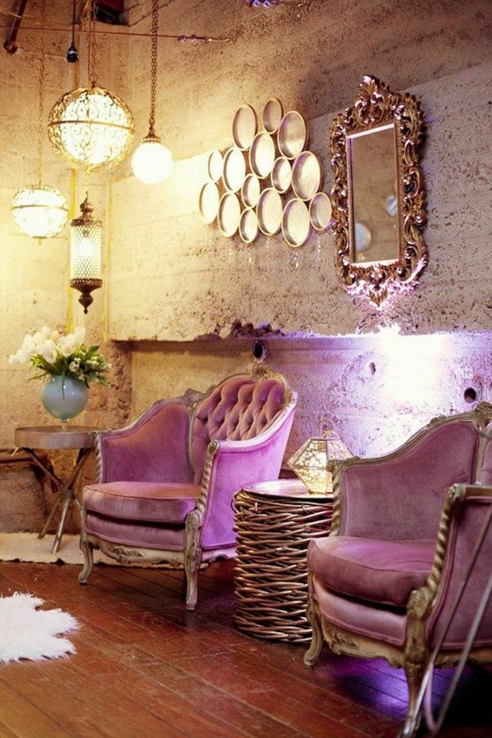 luxuriöse-Gestaltung-aristokratische-lila-Sessel-Spiegel-Kronleuchter-Wanddekoration-goldene-Ornamente