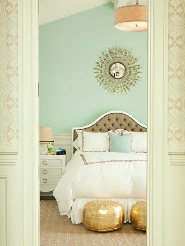 luxuriöses-Schlafzimmer-elegant-Wanddekoration-goldene-Ornamente