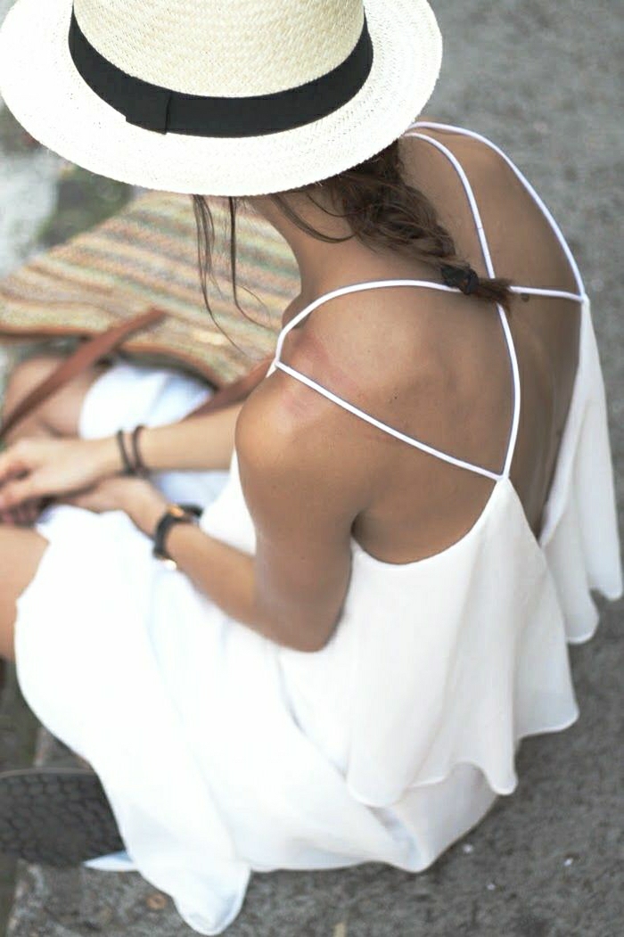 lüftendes-weißes-Sommerkleid-Rücken-gekreuzte-Träger-Zopf-Strohhut-Damen-Strohhut-schwarzes-Band-Panama-Hut