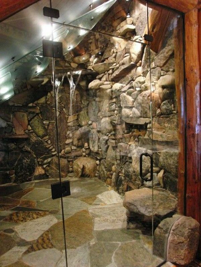 moderne-Duschkabine-Steinwände-Steinboden-gläsere-Türen-Dusche-Wasserfall-rustikaler-Stil
