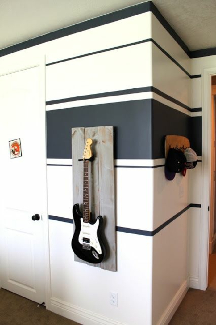 moderne-Wohnung-gehängte-Gitarre-schwarz-weiß