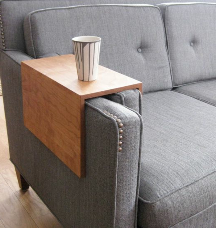 platzsparende-möbel-graues-sofa