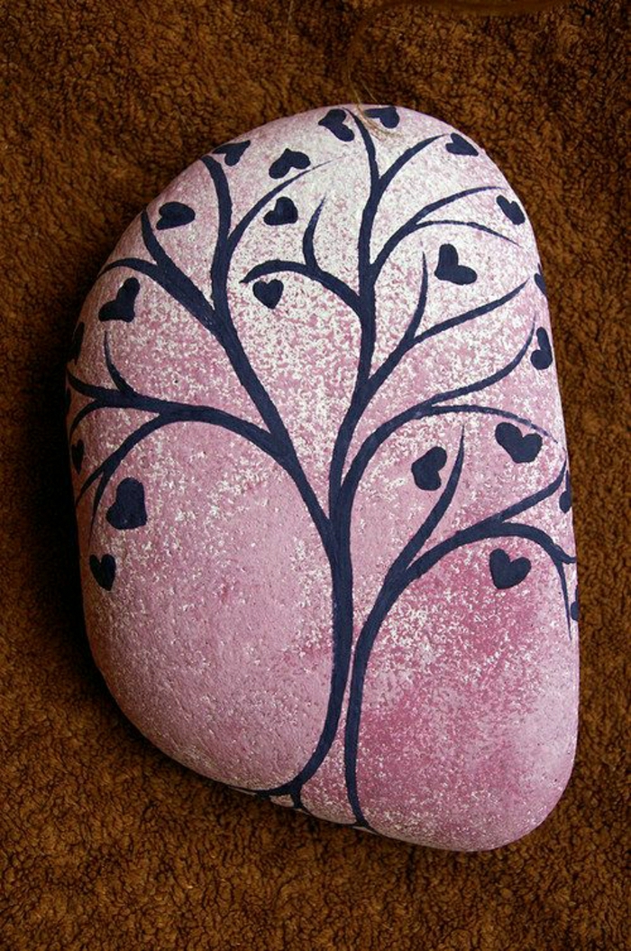 rosa-bemalter-Stein-Baum-Zeichnung-Herzen-statt-Blätter