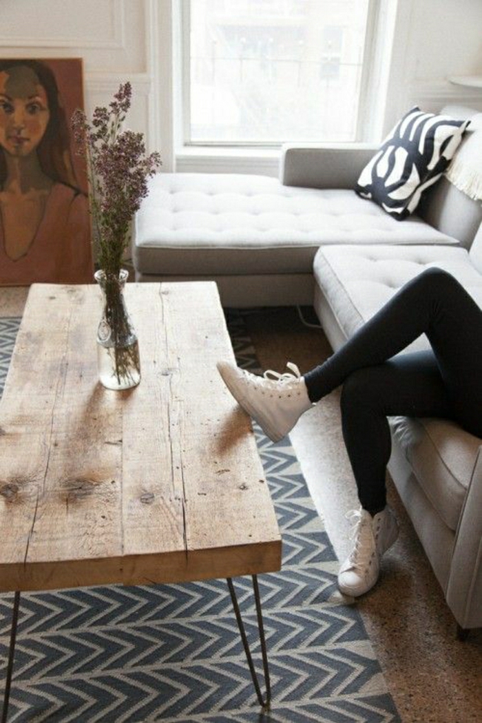 rustikale-Möbel-Couchtisch-Lavendel-graues-Sofa