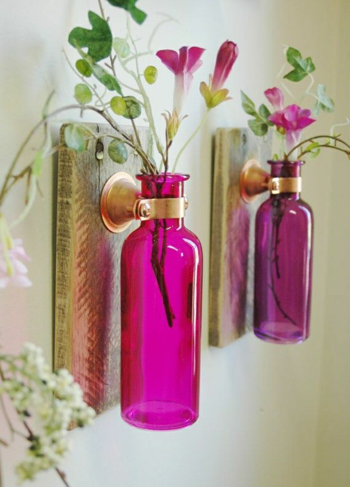 rustikale-Wanddekoration-farbige-Flaschen-Blumen