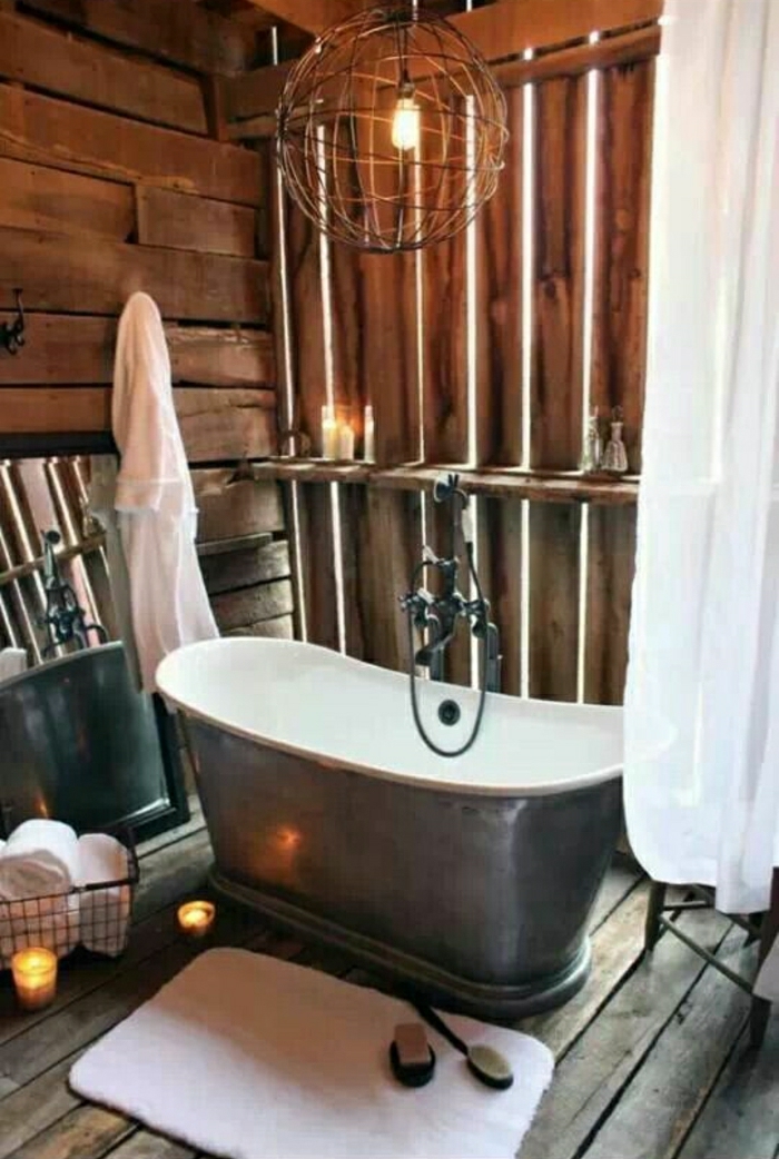 rustikales-Badezimmer-Badewanne-Kerzen-Balken-kugelförmige-Lampe