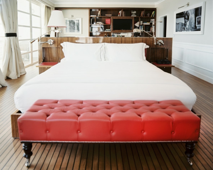 schlafzimmer-bank-weiß-und-rot-kombinieren