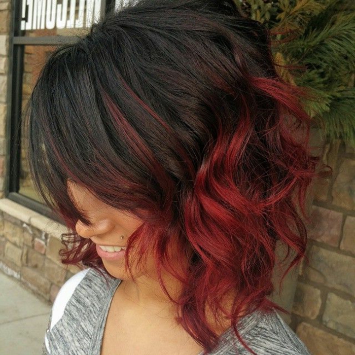 Kurze rote haare mit schwarzen strähnen