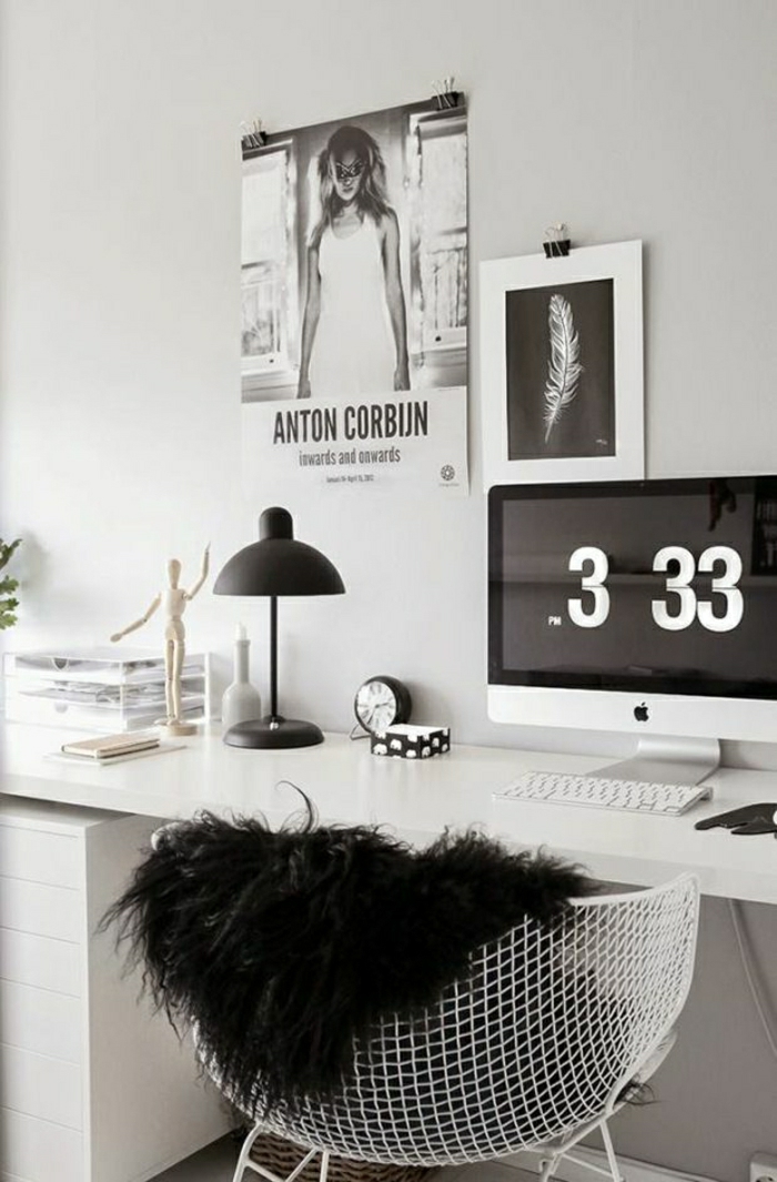 schwarz-weißes-Design-Büro-Designer-Schreibtisch-Sessel-schwarze-Leselampe-Wecker-Computer-Fotos