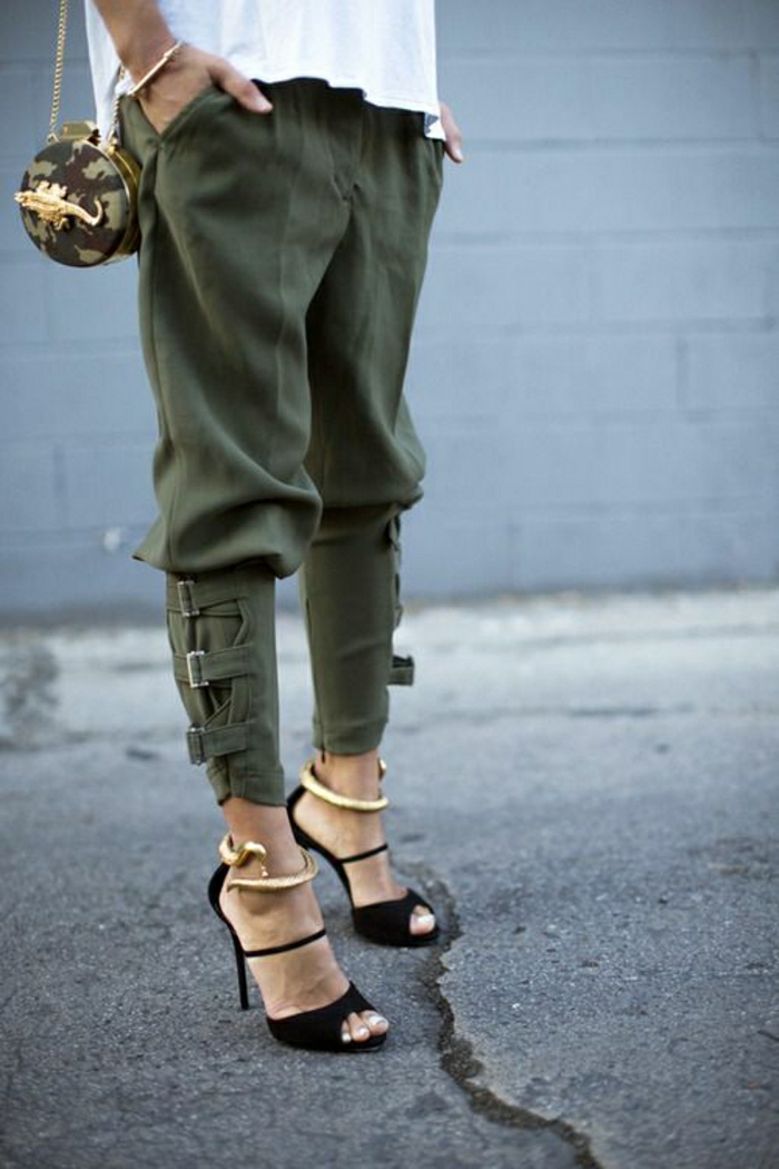 schwarze-Sandalen-Absatz-goldenes-Knöchel-Armband-Schnecke-grüne-militärische-Hosen-kleine-Tasche-goldene-Eidechse-weiße-T-Shirt-stilvoll