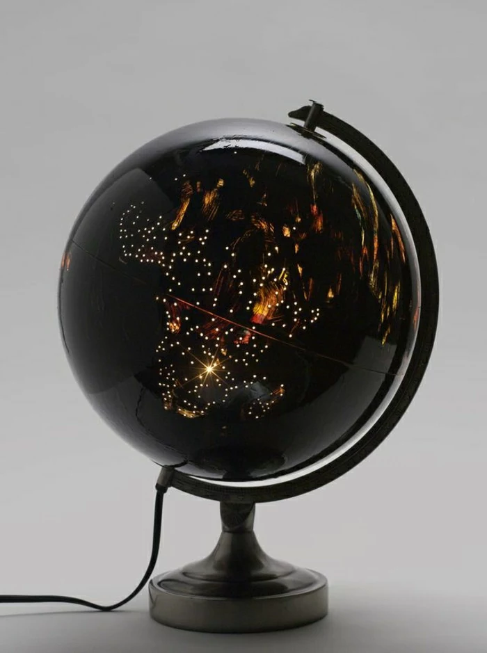 schwarzer-Globus-Nachttischlampe-Kunststoff-elegant