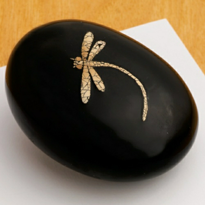 schwarzer-Stein-goldene-Zeichnung-Libelle