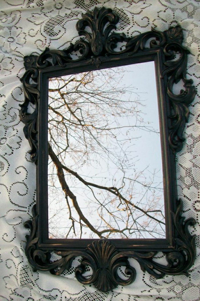 schwarzer-vintage-Rahmen-Spiegel-gotik-Spiegelung