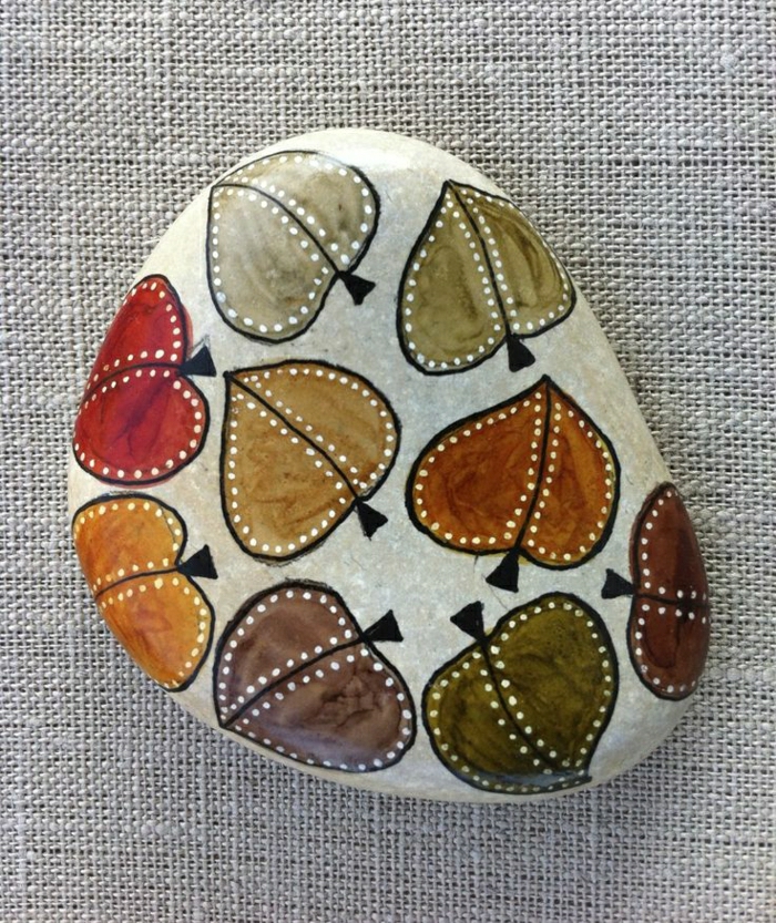 schön-dekorierter-Stein-Herbstblätter-verschiedene-warme-Farben-handgemalt