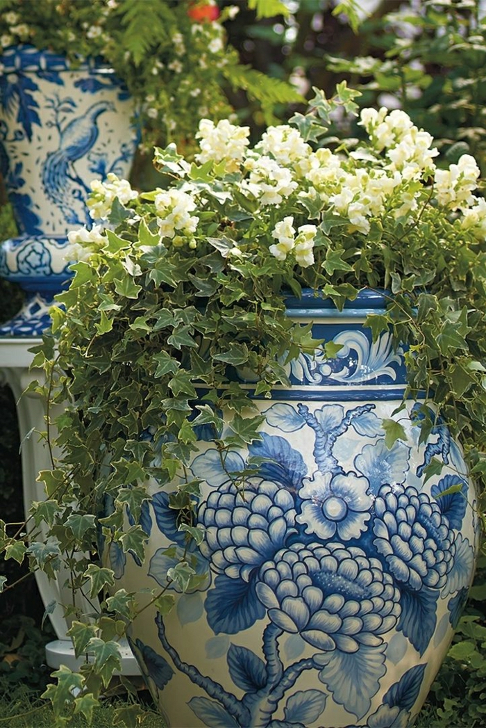 schöne-Blumentöpfe-weiß-blau-Blumen-Keramik-Garten
