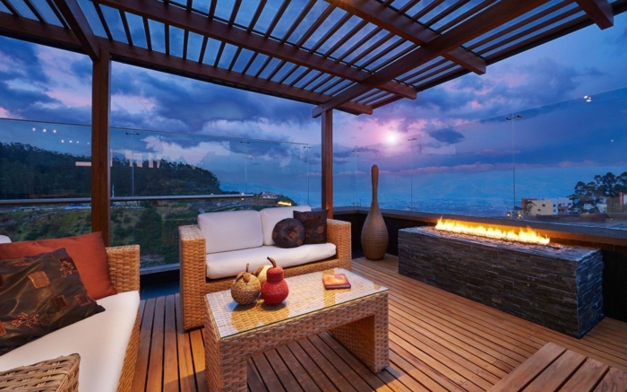 schöne-terrassen-drei-sofas-und-moderner-tisch