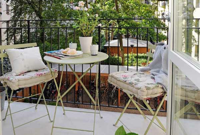 schöne-terrassen-interessantes-aussehen-weiße-stühle