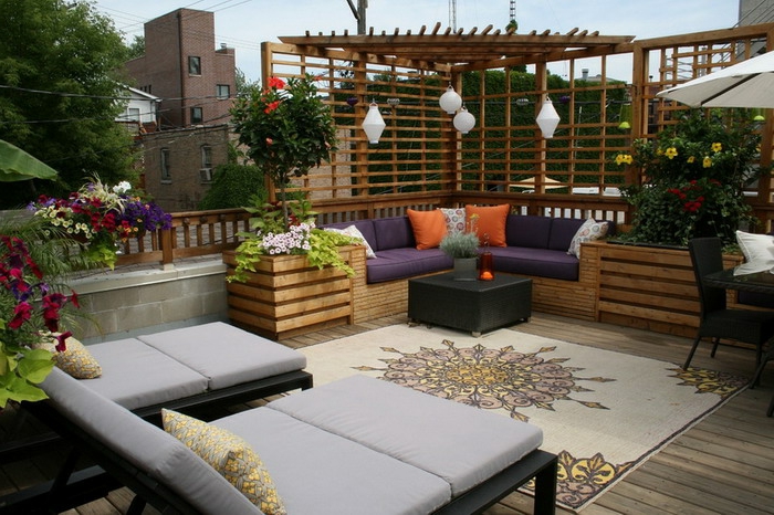 schöne-terrassen-moderne-liegestühle