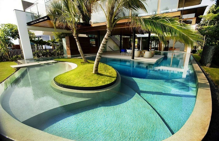 schöne-terrassen-palmen-im-pool