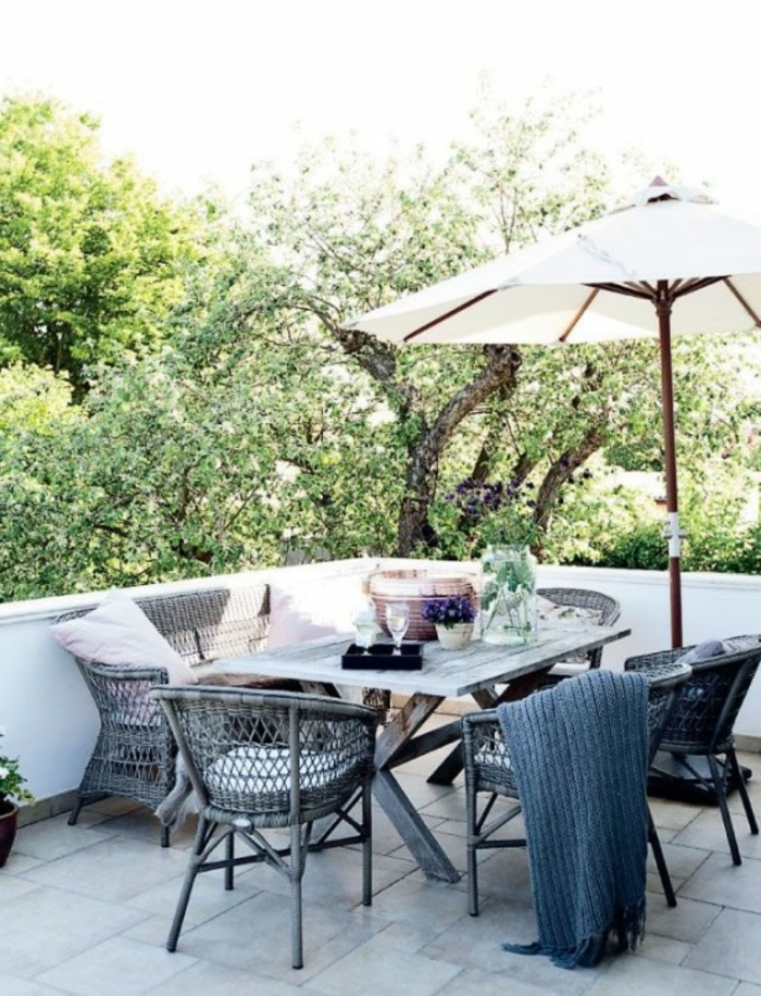 schöne-terrassen-sofa-dekokissen-sonnenschirm