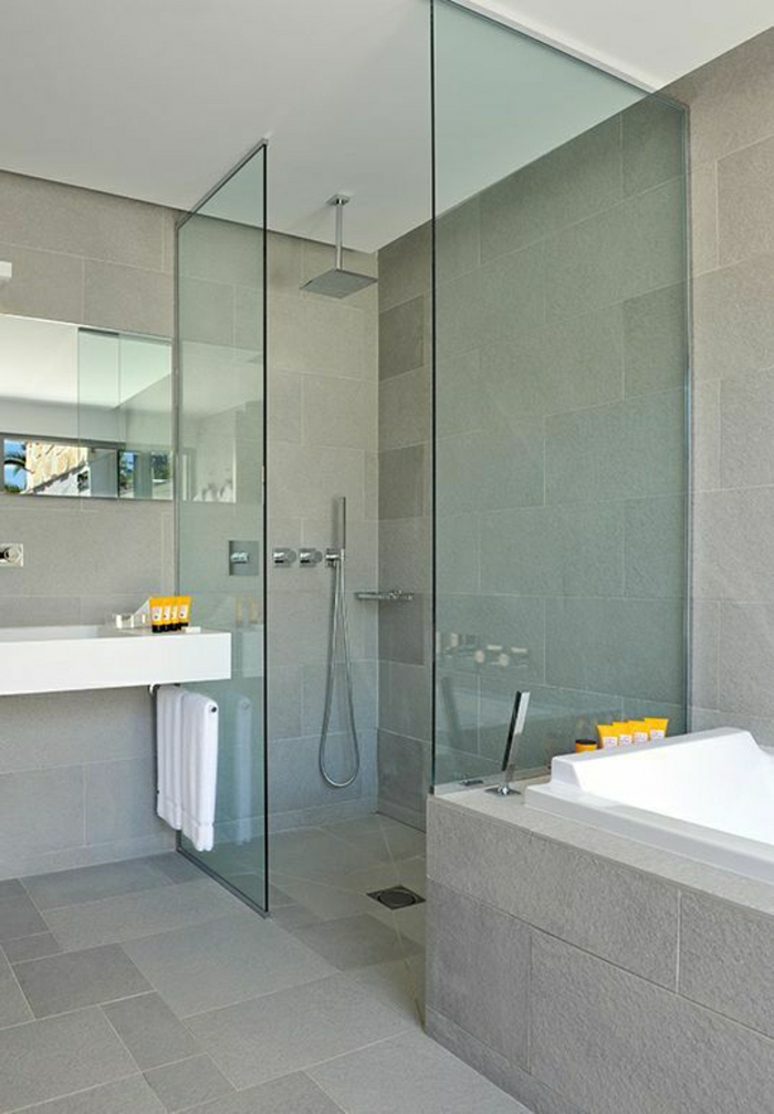 simples-Badezimmer-Design-Boden-Wände-Stein-grau-Badewanne-gläserne-Duschabtrennung